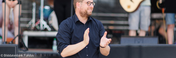 Jörg Niesner predigt auf dem Jugendkirchentag 2022